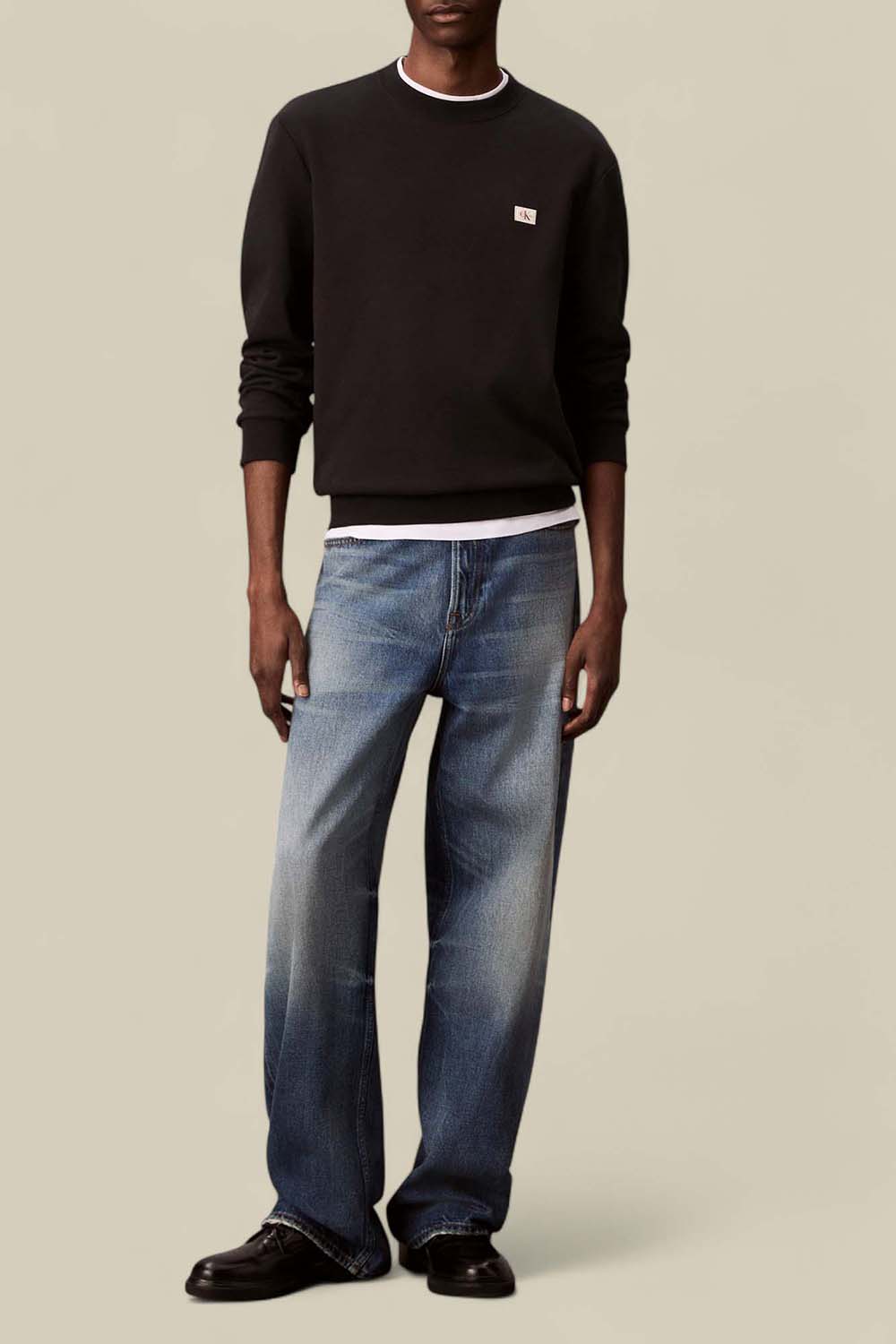 תמונת כל הלוק של סווטשירט